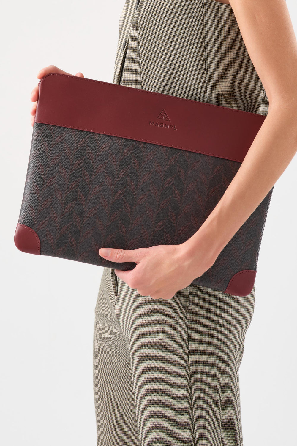 LEAF MONOGRAM CLUTCH - DARK BROWN - BLACK